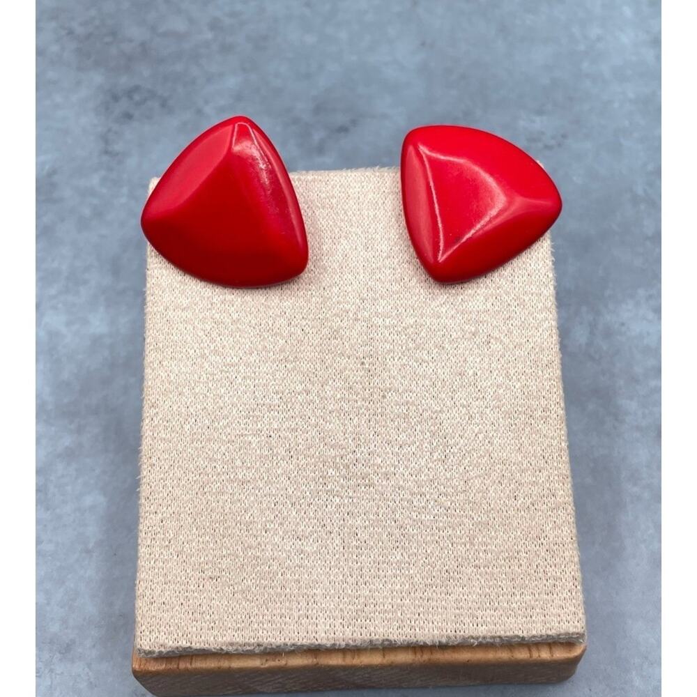 Vintage Bold Red Triangle Geometric Bright Resin Cabochon Post Back Stud Retro - Picture 2 of 10